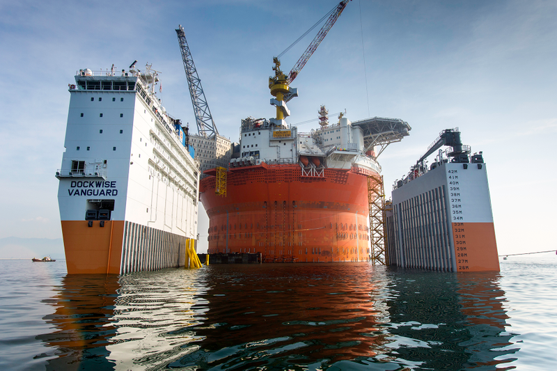 Illustration for article titled Here's The Largest Oil Rig Ever On Top Of The Largest Transport Ship